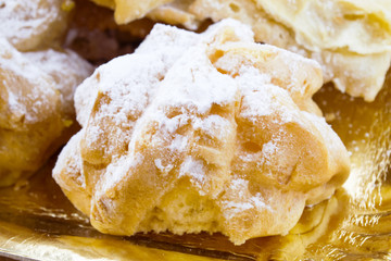 dolci per carnevale bignè e frappe