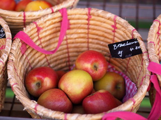 pommes dans un panier