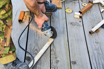 Metal processing with electric grinder