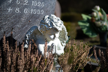 Betender Engel vor einem Grabstein 