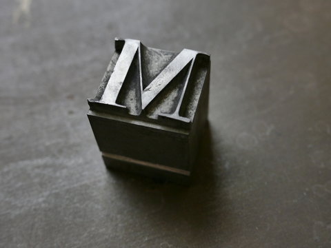 m, buchstabe m, bleiletter, lettern, buchdruck, alphabeth, druck, druckerei, drucken, gutenberg, johannes gutenberg, schwarze kunst, typographie, didot