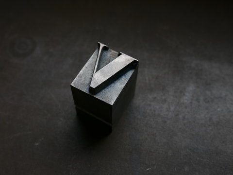 v, buchstabe v, bleiletter, lettern, buchdruck, alphabeth, druck, druckerei, drucken, gutenberg, johannes gutenberg, schwarze kunst, typographie, didot