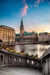 Das Rathaus der Hansestadt Hamburg mit Treppe im Vordergrund © Felix