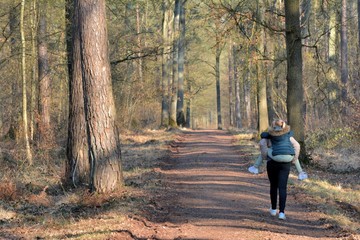 Des personnes qui se promènent en forêt