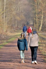 Des personnes qui se promènent en forêt