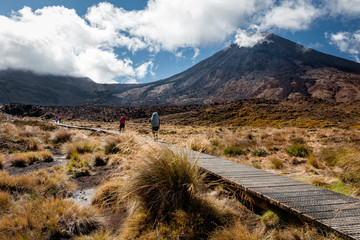 Randonneurs sur le sentier du Tongariro Alpine Crossing, devant le 