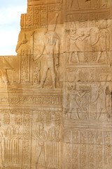 Reliefs und Hieroglyphen am Tempel Kom Ombo am Nil in Ägypten 