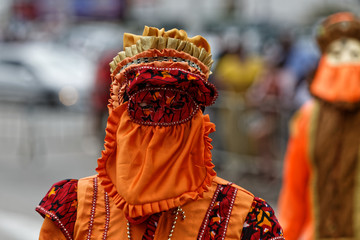 beau masque orange à la parade du littoral de Kourou en Guyane française