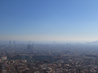 Fototapeta na wymiar Barcelona ciudad contaminación polución