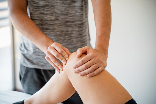 Fisioterapeuta tratando en rodilla de paciente