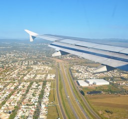 Ciudad vista desde la ventana de un avion