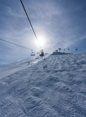 Aussicht von Waidring Steinplatte auf Winterlandschaft mit Schipiste und Schifahrer