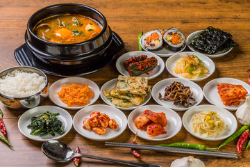 Fototapeta na wymiar 代表的な韓国の料理　typical Korean foods
