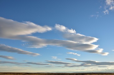 hermoso cielo azul con nubes al atardecer