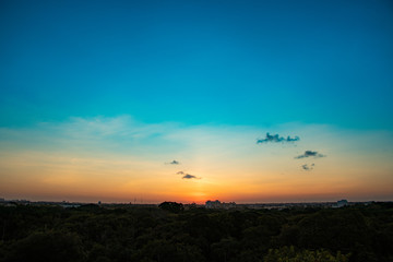 Obraz premium sunset over green field