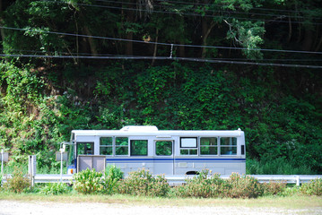 田舎のバス停に停車するバス