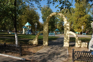 the arch of the entrance to a small Park