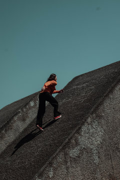 Mujer subiendo