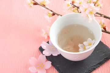 サクラ茶（日本の春のお茶、桜を塩漬けにしたものをお茶にします）