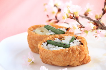 日本の山菜の入ったいなり寿司（甘くておいしい伝統食）