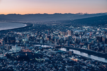 夕暮れ時の沼津市街の眺望