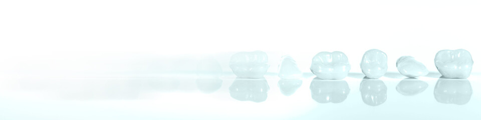 Panorama mit vielen Zähnen vor weißem Hintergrund, blauer Filter