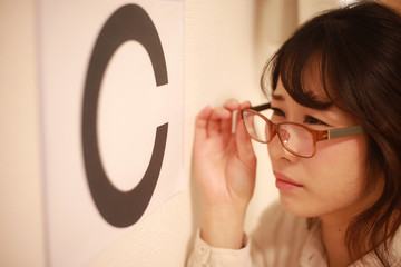 視力検査する女性