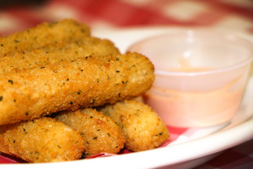 Close up de palitos de queso de mozzarella fritos