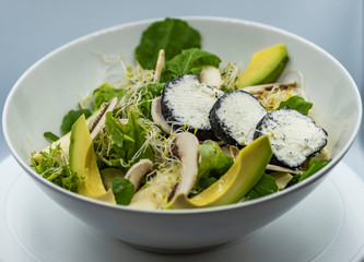 ensalada verde aguacate queso de cabra con ceniza