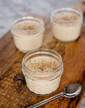 Vanilla custard pudding with nutmeg 
