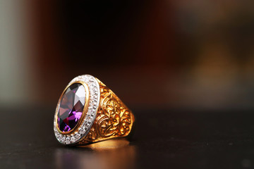 Naklejka premium Purple gem stone on gold ring with diamond
