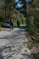 Obraz premium A man riding a bicycle on the driveway in the park.