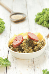 Grünkohl mit Kartoffeln und Wurst Pfanne Tisch