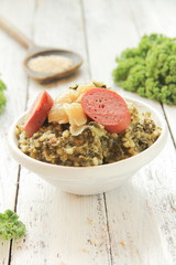 Grünkohl mit Wurst Schale Tisch