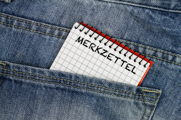 Merkzettel in einer Hosentasche