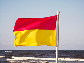 Die Flaggen am Strand