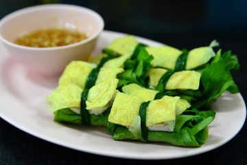 Cuon hanh, Fried egg rolled with fresh vegetable, Vietnamese food