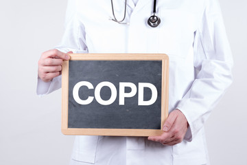 Facharzt mit einer Tafel COPD