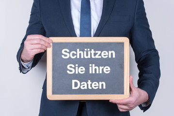 Geschäftsmann mit einer Tafel Schützen Sie ihre Daten