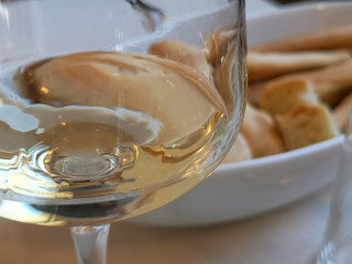 calice di vino bianco cestino di pane