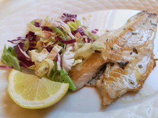 filetto di branzino alla griglia con verdura