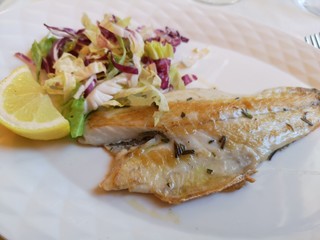 filetto di branzino alla griglia con verdura