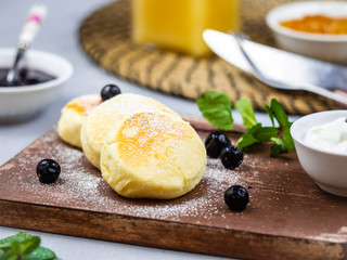 Russian cheesecakes with jam