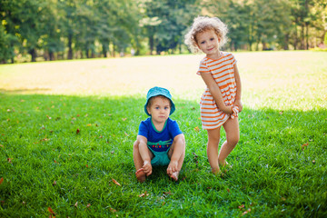 Fototapeta premium Childrens going in spring field