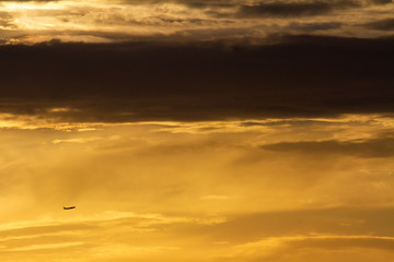 Fototapeta premium 夕焼け空に飛行機