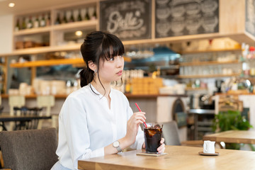 カフェの女性