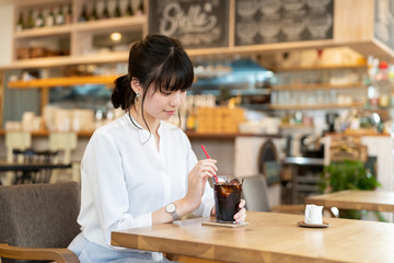 カフェの女性