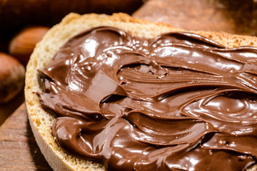 Crema di nocciole su fetta di pane, close-up