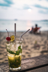 Cocktails am Strand genießen