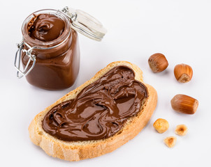 Crema di nocciola su fetta di pane